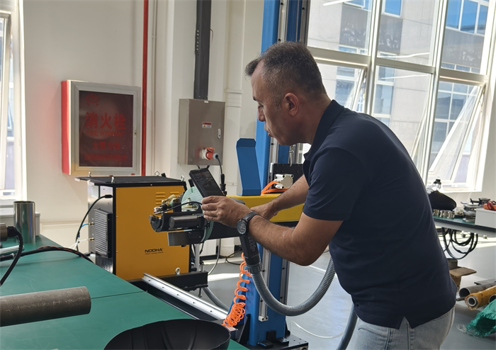 ลูกค้าจากตุรกีเข้าเยี่ยมชมและดูผลิตภัณฑ์การเชื่อมท่อกับแผ่นท่อ