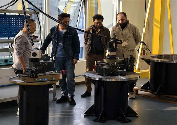 ลูกค้าจากอาเซอร์ไบจานเข้าเยี่ยมชม NODHA เพื่อตรวจสอบเครื่องเจียรหน้าแปลนขนาด 3 เมตร