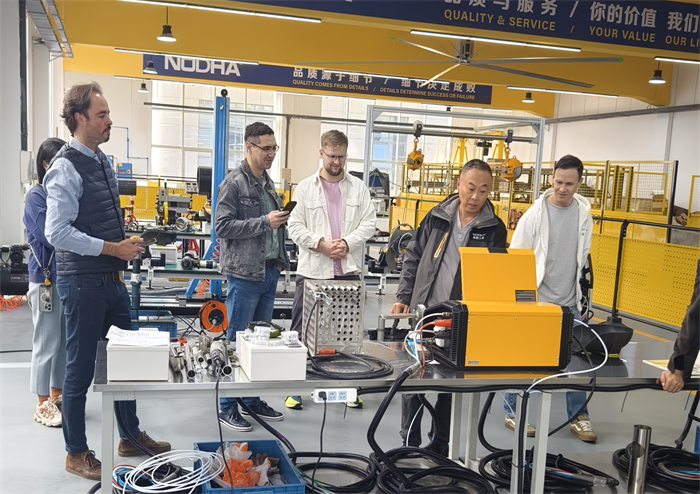 ลูกค้าจากเม็กซิโกและรัสเซียเข้าเยี่ยมชมพร้อมกัน